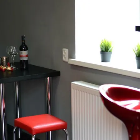 Modern Red Apartment Львов Экстерьер фото